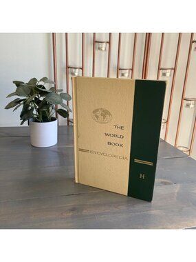 Vintage 1967 The World Book Encyclopedia Volume 9-H Top Edge Gold Gild